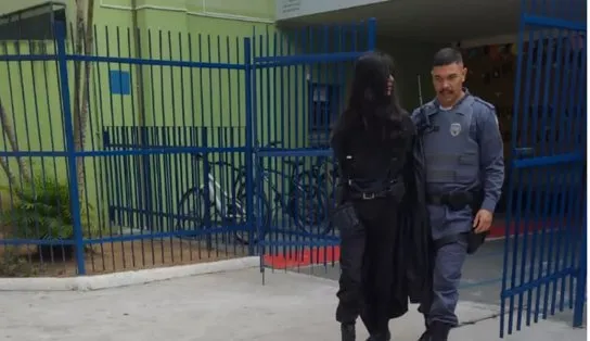 Ex-aluno invade escola com bombas caseiras e ameaça atentado no Espírito Santo; Roupas pretas e arco e flecha chamaram atenção