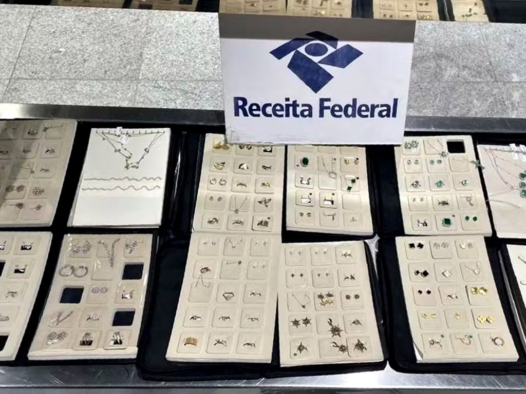 As joiais foram encontradas dentro da bagagem do passageiro, que seguia para Salvador. Foto: Divulgação/Receita Federal