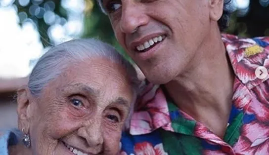 "Dia de festa e luto": Caetano Veloso relembra dez anos de falecimento da mãe, Dona Canô
