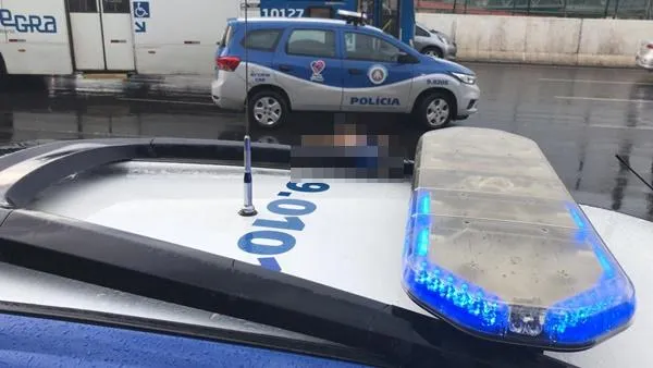 Urgente! Tiroteio em ônibus deixa suspeito morto e feridos; criminoso é deixado agonizando na pista