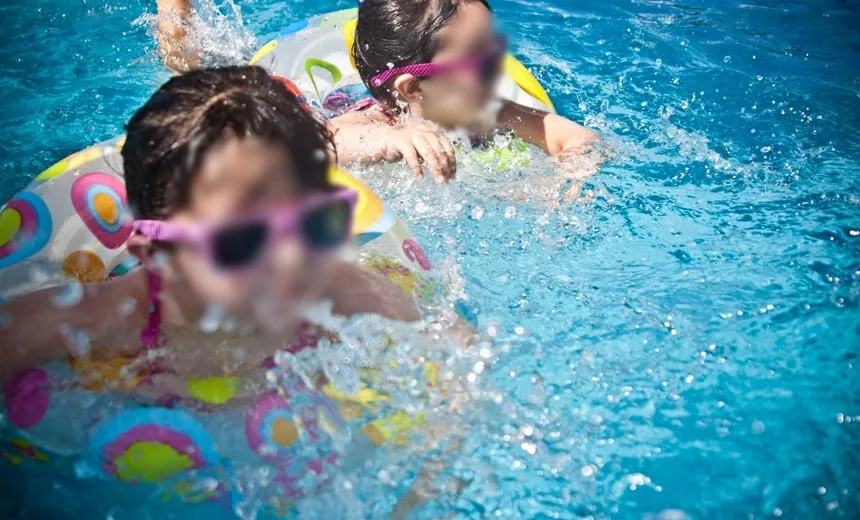 Bebê de um ano morre afogado em piscina de sítio na Bahia