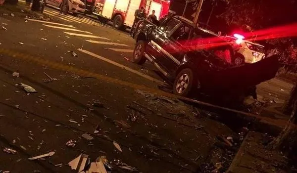 Homem atropela 17 pessoas que estavam em um bar após discutir com esposa; duas morreram