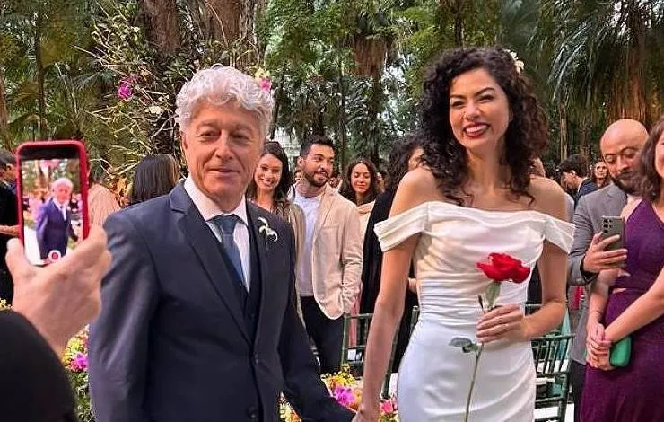 Caco Barcellos se casa com Carla Tilley após Ana Maria Braga agir como cupido