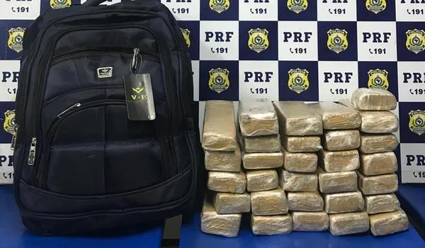 Vitória da Conquista: PRF apreende 12 kg de maconha dentro de ônibus interestadual 