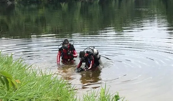 Caminhão cai de balsa durante travessia em rio e homem morre afogado; entenda