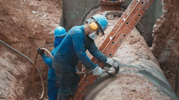 Manutenção De Água. Foto: Embasa | Ilustração 