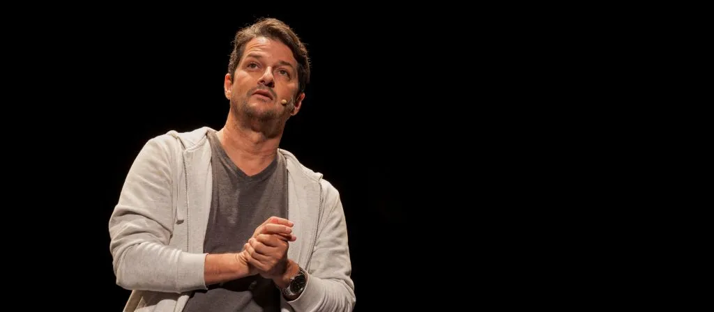 Comédia “AtorMentado” com Marcelo Serrado no Teatro ISBA