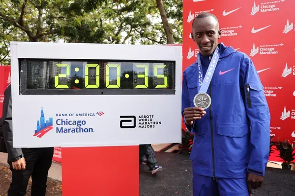 Atual recordista mundial da maratona morre em acidente de carro junto com seu treinador