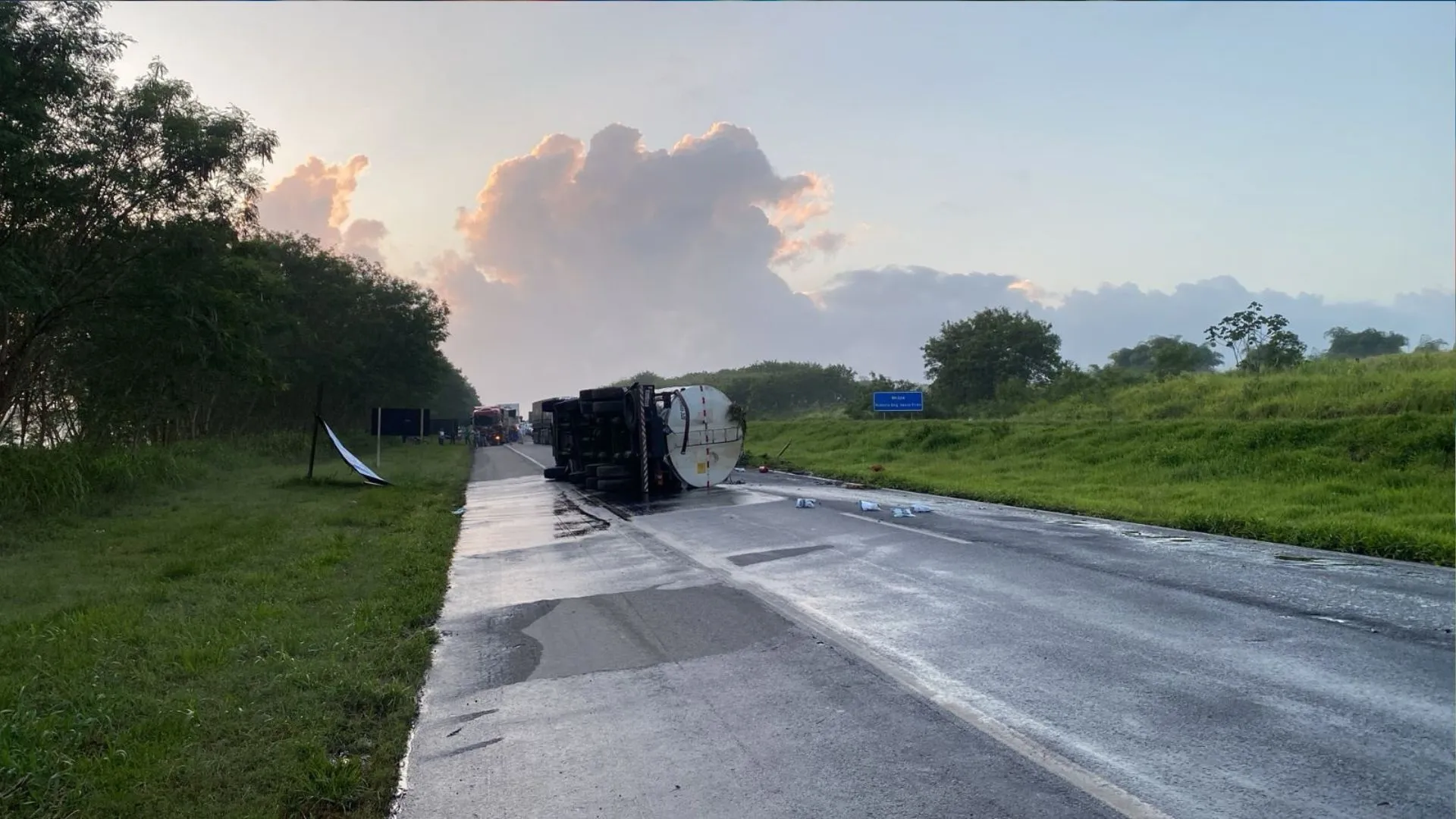 Caminhão com carga de combustível se envolve em acidente e BR-324 é interditada