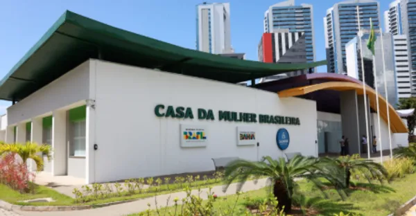 Momentos depois, os policiais chegaram ao estabelecimento e conduziram o vereador até a viatura da PM. Em seguida, ele foi levado para a Casa da Mulher Brasileira.