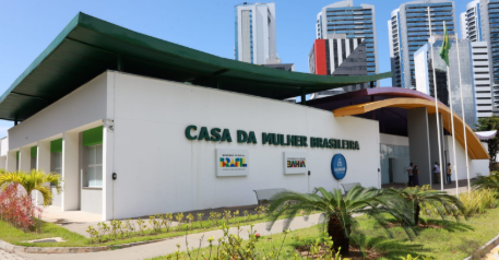 Momentos depois, os policiais chegaram ao estabelecimento e conduziram o vereador at&eacute; a viatura da PM. Em seguida, ele foi levado para a Casa da Mulher Brasileira.