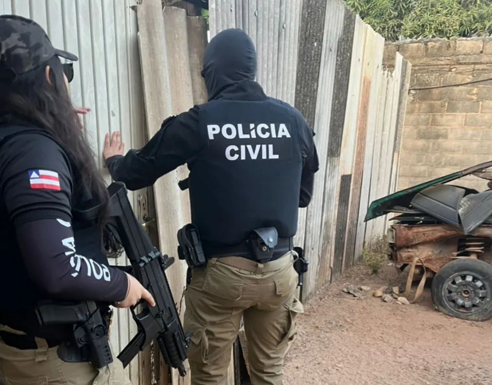 Pai é preso após mãe achar vídeos de estupro no celular da filha