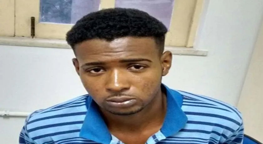 Homem assalta mulher, tenta se esconder em banheiro de shopping, mas é preso