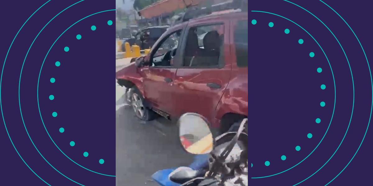 Carro desgovernado bate em estrutura durante acidente na Avenida Santos Dumont, em Lauro de Freitas.