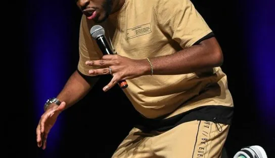 Ingressos à venda para show do comediante Yuri Marçal em Salvador; há desconto para mães solo e quem faz terapia