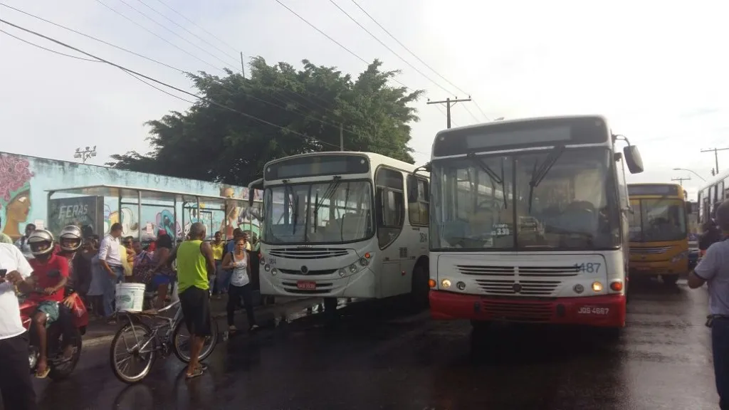 ‘TEJE PRESO’: Rodoviários são detidos no Comércio após motorista ‘fechar’ viatura da Polícia Militar; Confira vídeo