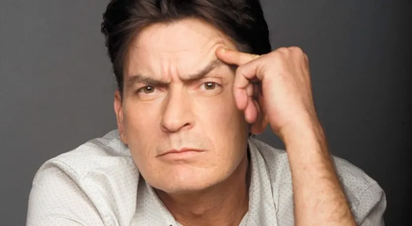 “EU NASCI MORTO”: Charlie Sheen diz que suspendeu medicação contra HIV