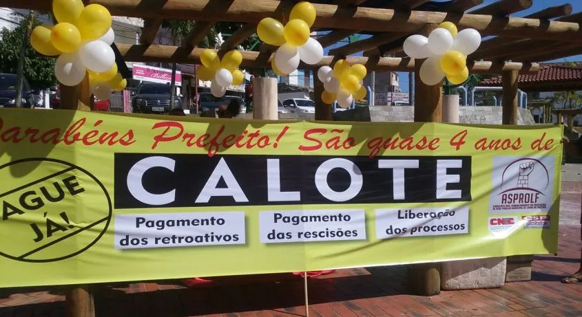 BOLO DO CALOTE: Em estado de greve, professores “comemoram” calote de quatro anos da prefeitura de Lauro de Freitas