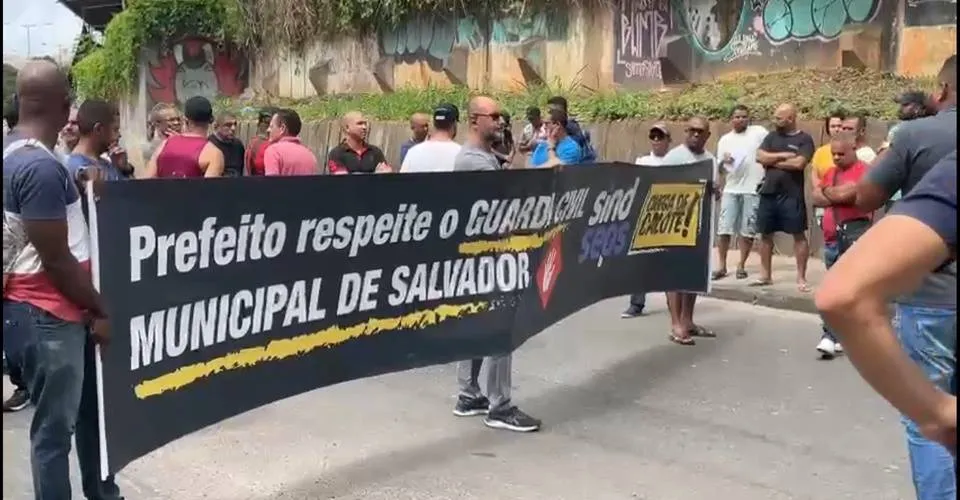 Guardas municipais realizam protesto e trânsito da Avenida San Martins é afetado