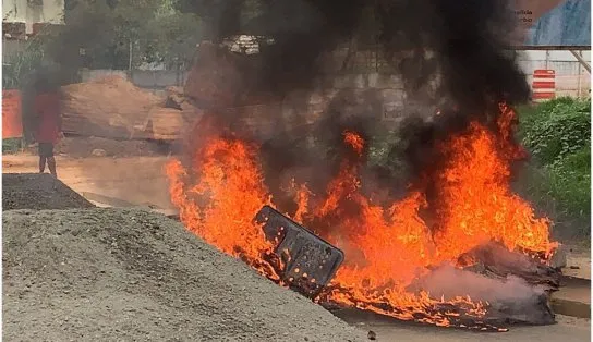 Moradores acusam PM de execução após mulher se negar a ser X-9 no Subúrbio de Salvador e fazem protesto  
