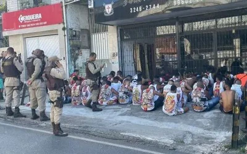 Ap&oacute;s a ocorr&ecirc;ncia envolvendo as torcidas organizadas, policiais militares foram acionados e diversas guarni&ccedil;&otilde;es foram deslocadas para a regi&atilde;o/Foto: Chico Lopes/TV Aratu&nbsp;