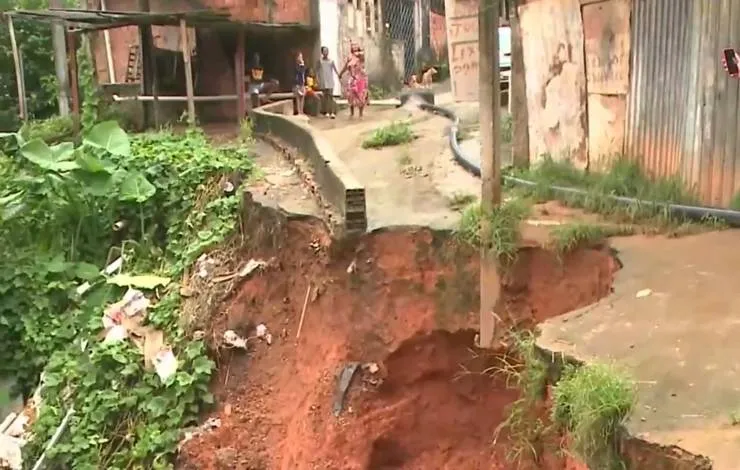 Cratera, alagamentos e queda de árvore: chuva forma caos em Salvador nesta terça