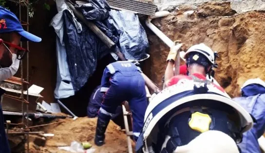 Parede de terra e telhado desabam e deixam homem parcialmente soterrado dentro de poço em Vitória da Conquista