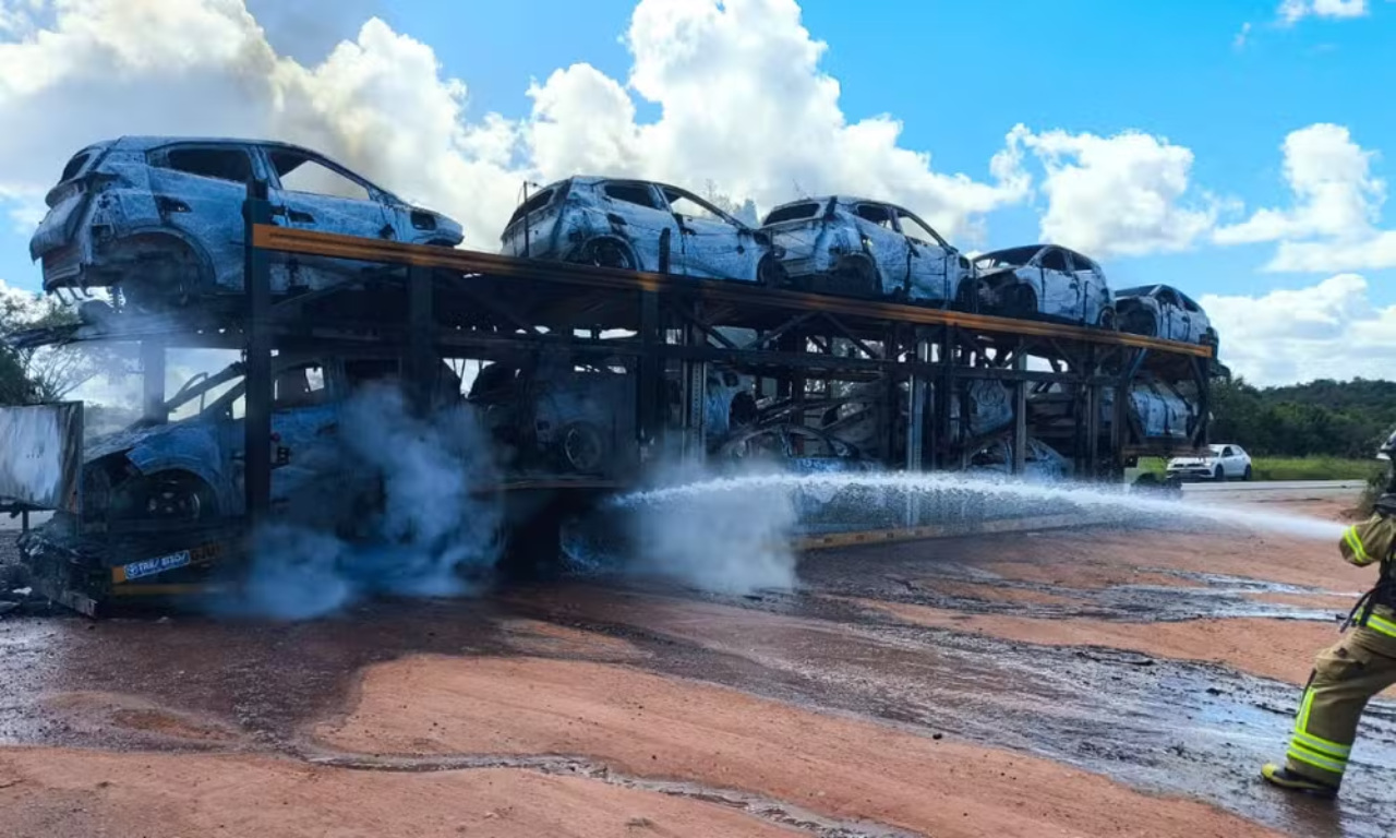 O inc&ecirc;ndio provocou a interdi&ccedil;&atilde;o parcial de um trecho da BR-101, no munic&iacute;pio de Alagoinhas. Foto: Corpo de Bombeiros Militar da Bahia