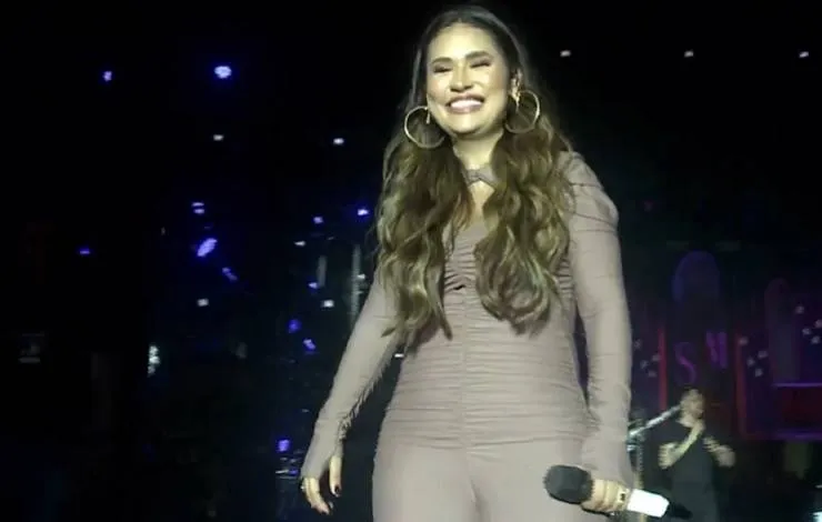 Dona do hit "Erro Gostoso", Simone Mendes entra no palco do Galinho 2023; assista