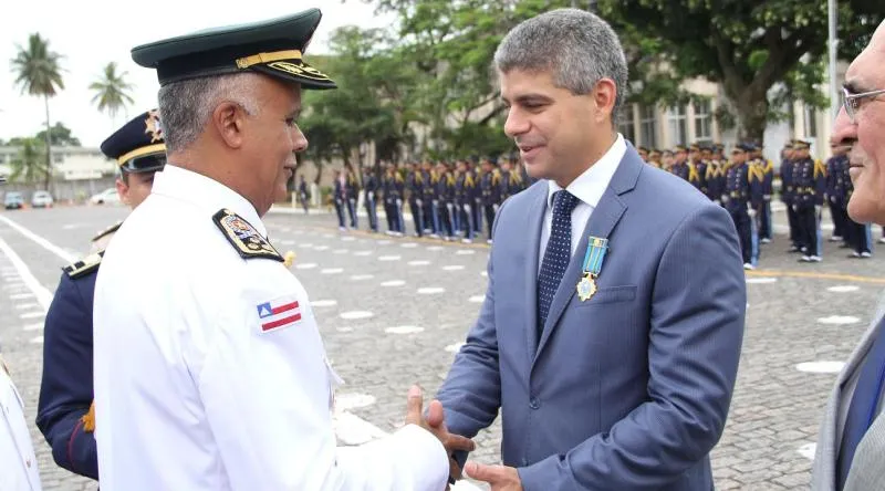 Medalha homenageia incentivadores da Academia da Polícia Militar