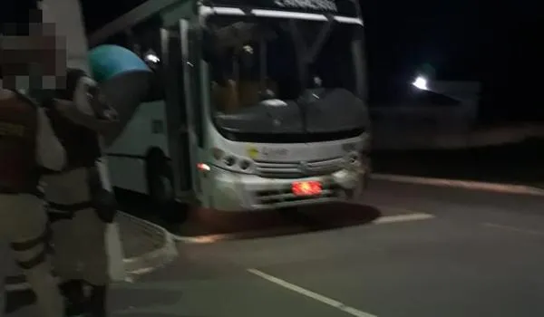 Homens abrem fogo contra ônibus e deixam um morto e quatro feridos em São Sebastião do Passé