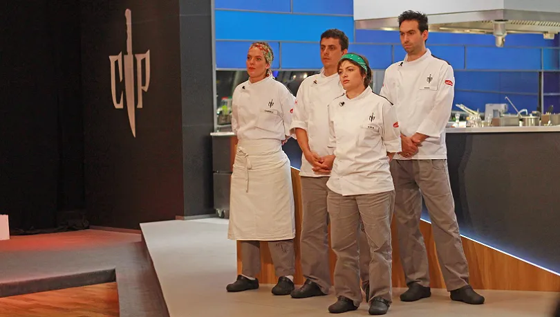Chef Carlos Bertolazzi é implacável com os quatro competidores restantes no reality show