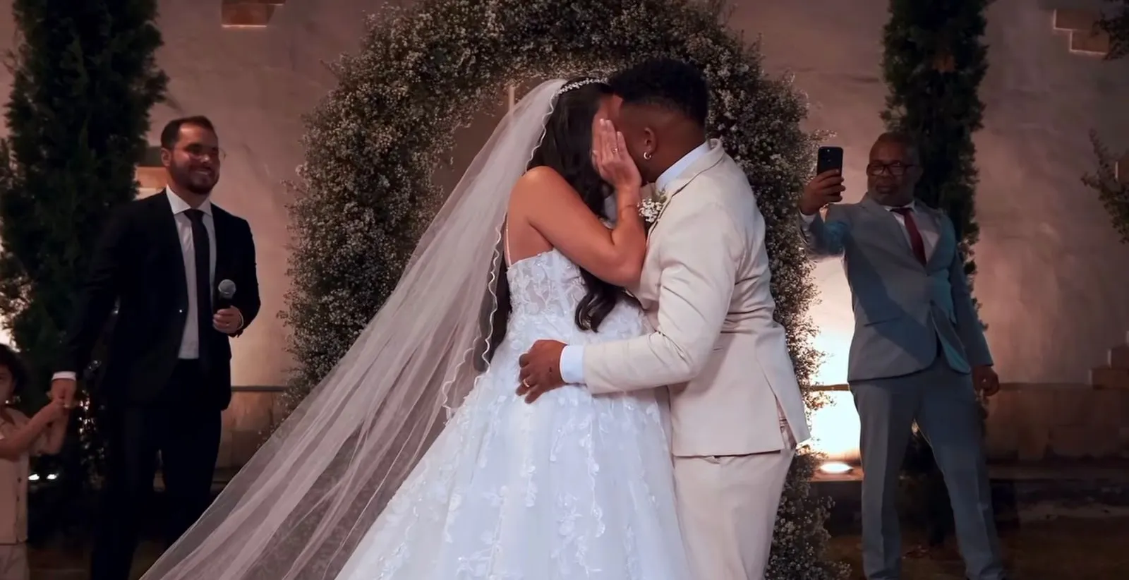 Cristian Bell se casa em cerimônia íntima; veja vídeos