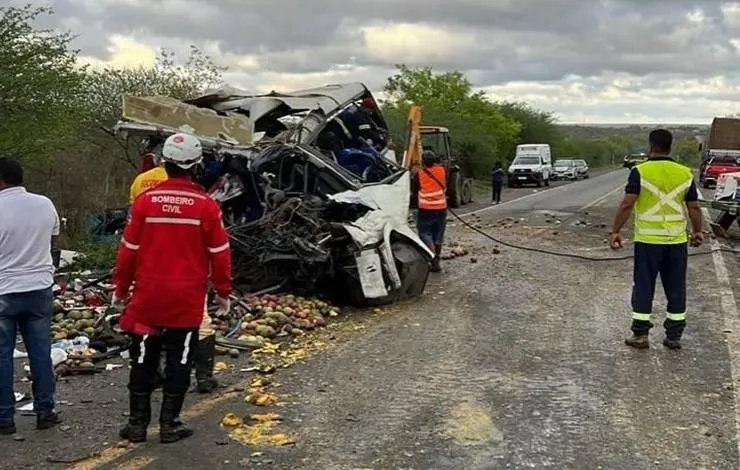 Velório coletivo das vítimas do acidente na BR-324 é realizado em ginásio esportivo