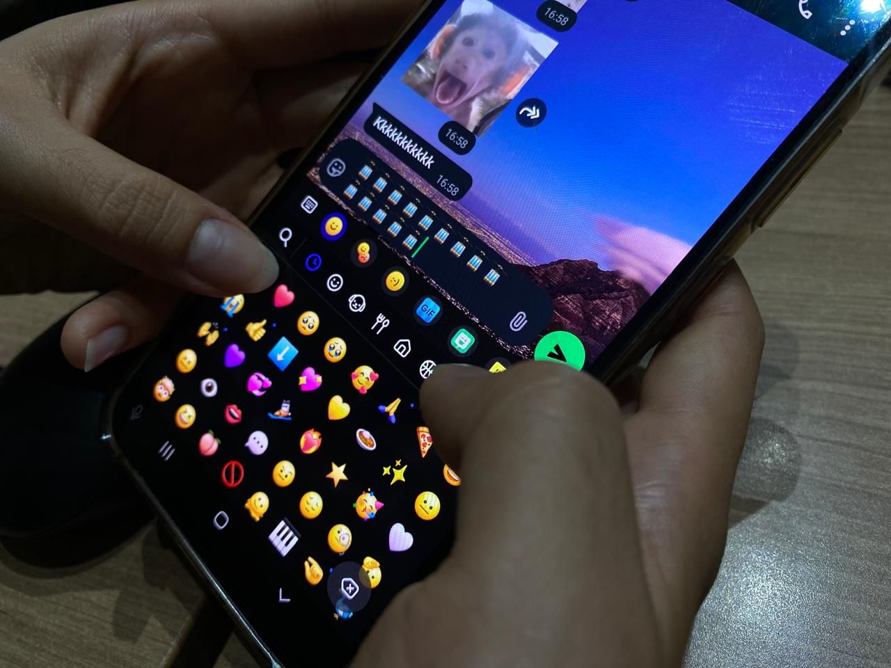Uso de emoji de teleférico segue tendência de humor 