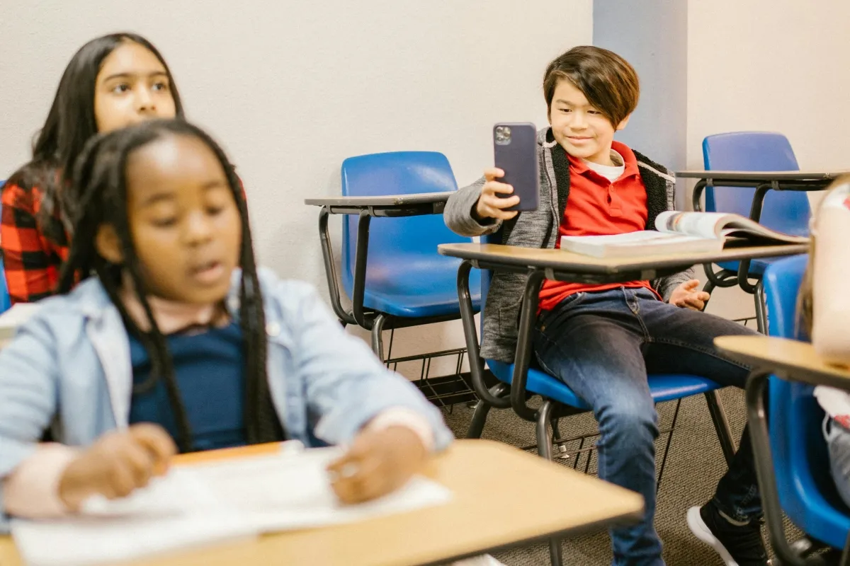 Adultização infantil nas redes: especialista lista riscos e impactos