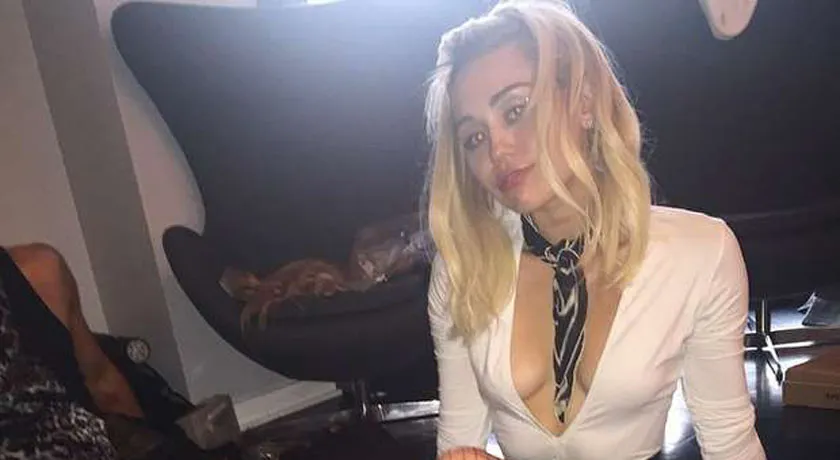 De lenço, Miley Cyrus ousa no decote em foto na web