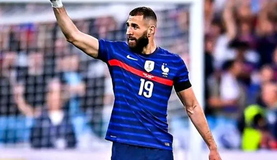 Após ficar de fora da Copa, Benzema posta mensagem enigmática e indica aposentadoria da seleção francesa