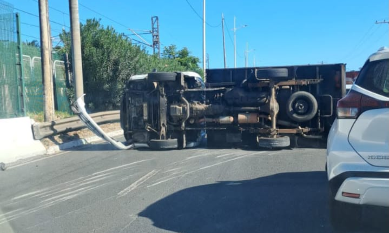 Caminh&atilde;o tomba na Avenida Paralela e deixa tr&acirc;nsito lento em Salvador. Foto: Leitor Aratu On