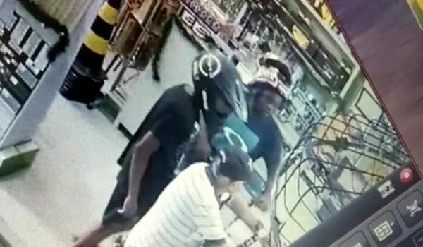 VÍDEO: dupla assalta loja em frente a emissoras de TV na Federação