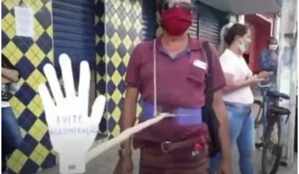 Em tempos de coronavírus, homem usa 'artimanha' para manter distanciamento na rua; veja vídeo