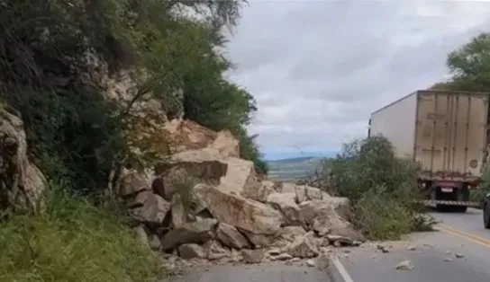 Chuvas na Bahia: deslizamento de terra bloqueia parcialmente a BA-262, em Aracatu