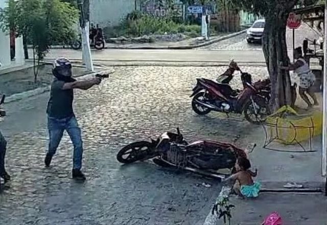 Nas imagens, é possível ver a moto com os suspeitos se aproximando do grupo. | Foto: Reprodução/SBT News