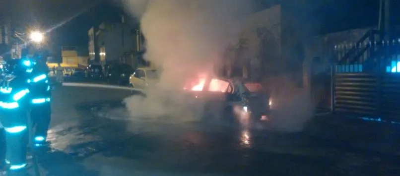 SUSTO: Corpo de Bombeiro debela fogo em veículo no bairro da Liberdade
