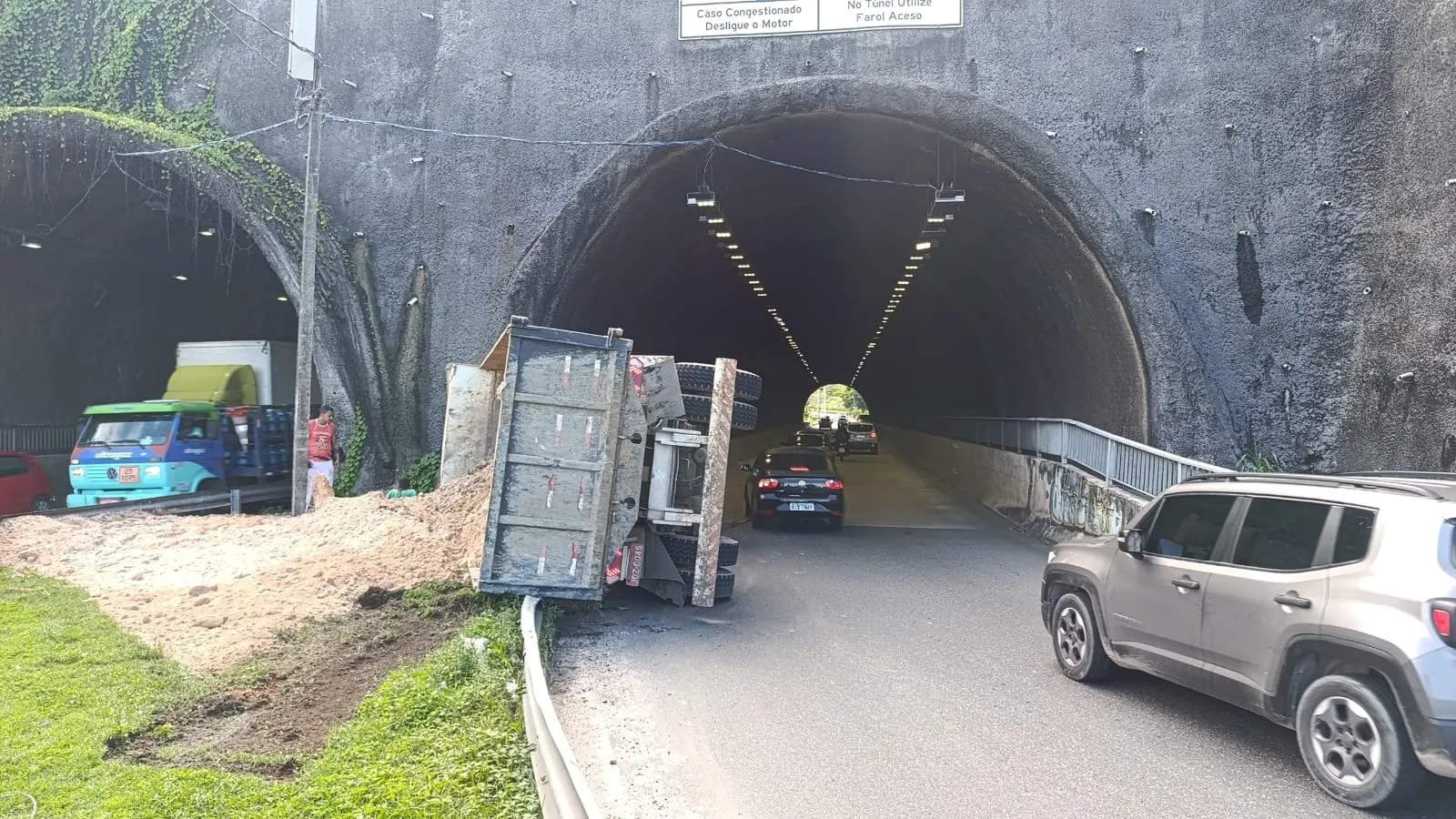 Caminhão tomba no túnel Lobato-Pirajá e deixa uma pessoa ferida, em Salvador