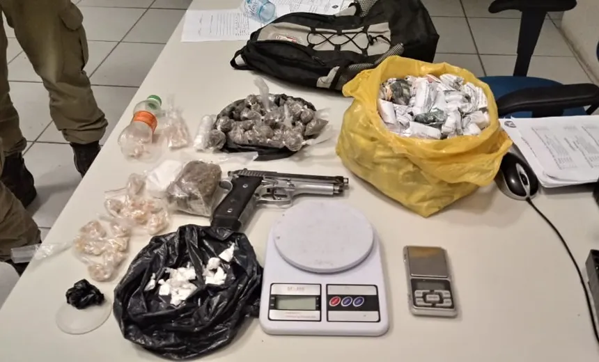 Homem morre durante confronto após polícia encontrar pistola e drogas