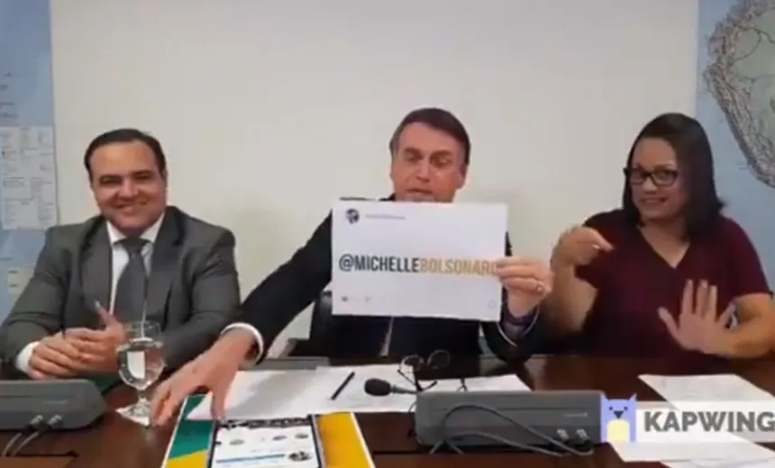 "Se o número crescer, eu vou ter recompensa", brinca Bolsonaro após pedir para internautas seguirem instagram da primeira-dama