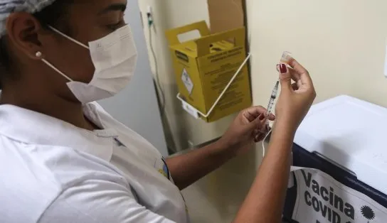 Vacinação contra Covid-19 em Salvador seguirá com postos fixos e drives nesta sexta; saiba mais