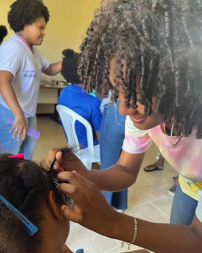 Feira de Cuidado e Cultura chega ao Bairro da Paz com serviços de estética e atividades voltados às mulheres negras