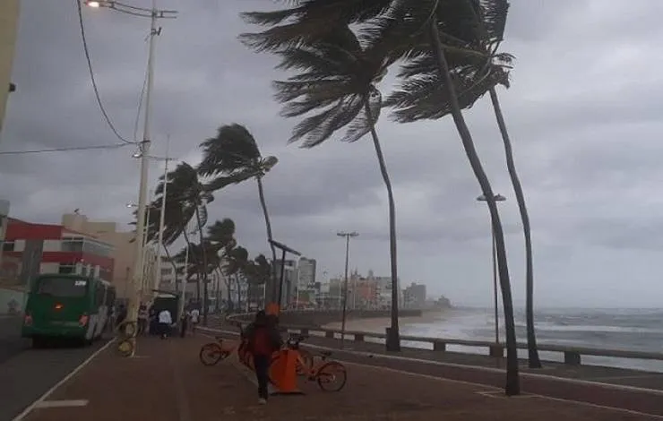 Tempo fechado e ventos fortes: Salvador segue com chuva nesta terça-feira; confira